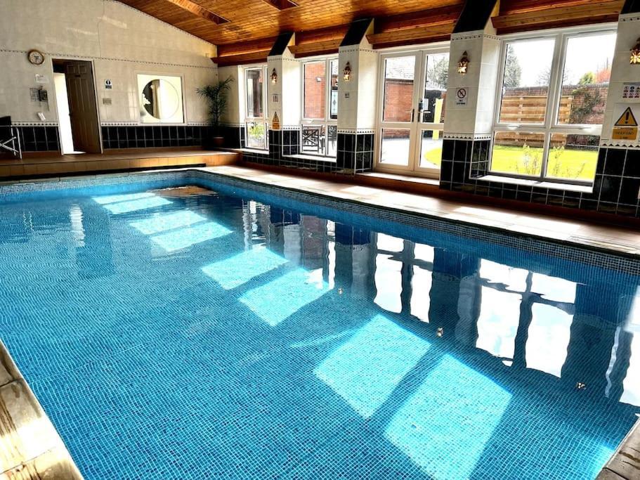 Vast, Elegant Home With Indoor Pool & Sauna Near Popular Golf Course Kington  Bagian luar foto