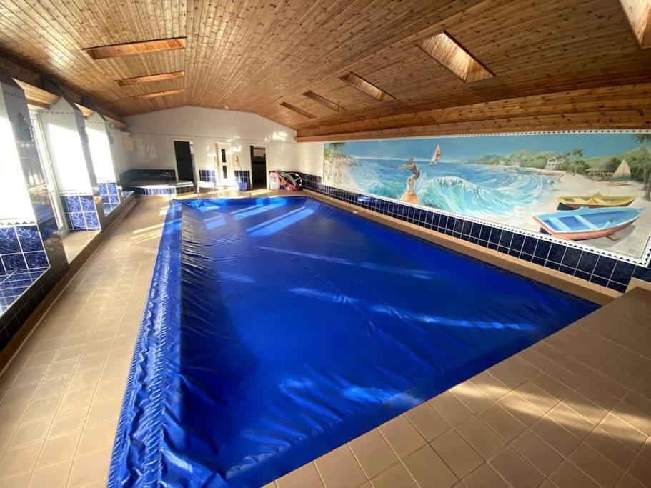 Vast, Elegant Home With Indoor Pool & Sauna Near Popular Golf Course Kington  Bagian luar foto