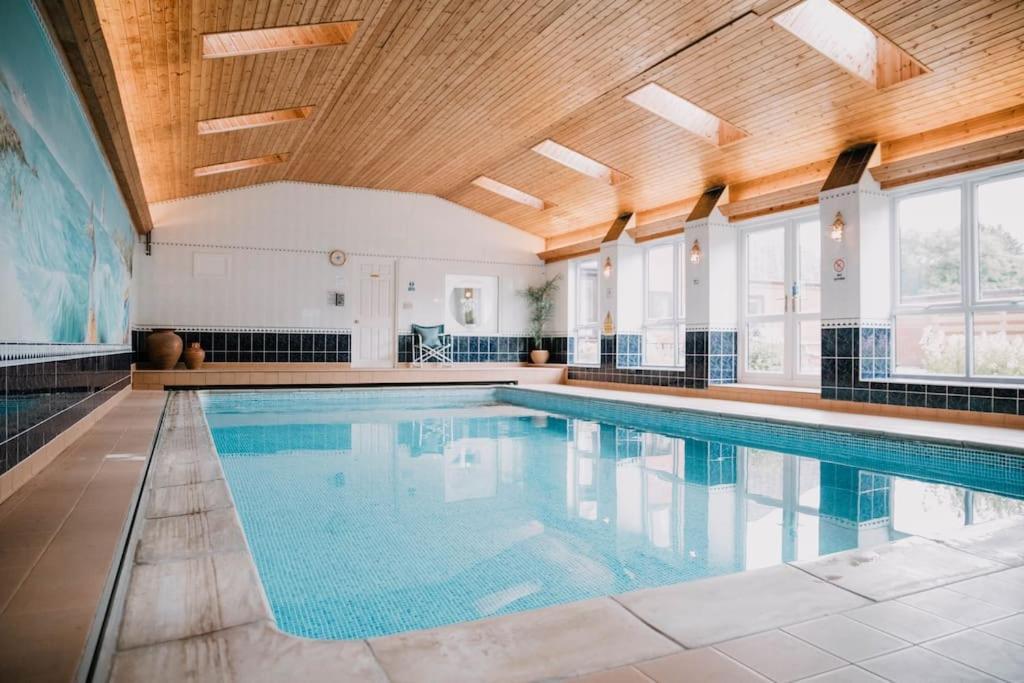 Vast, Elegant Home With Indoor Pool & Sauna Near Popular Golf Course Kington  Bagian luar foto