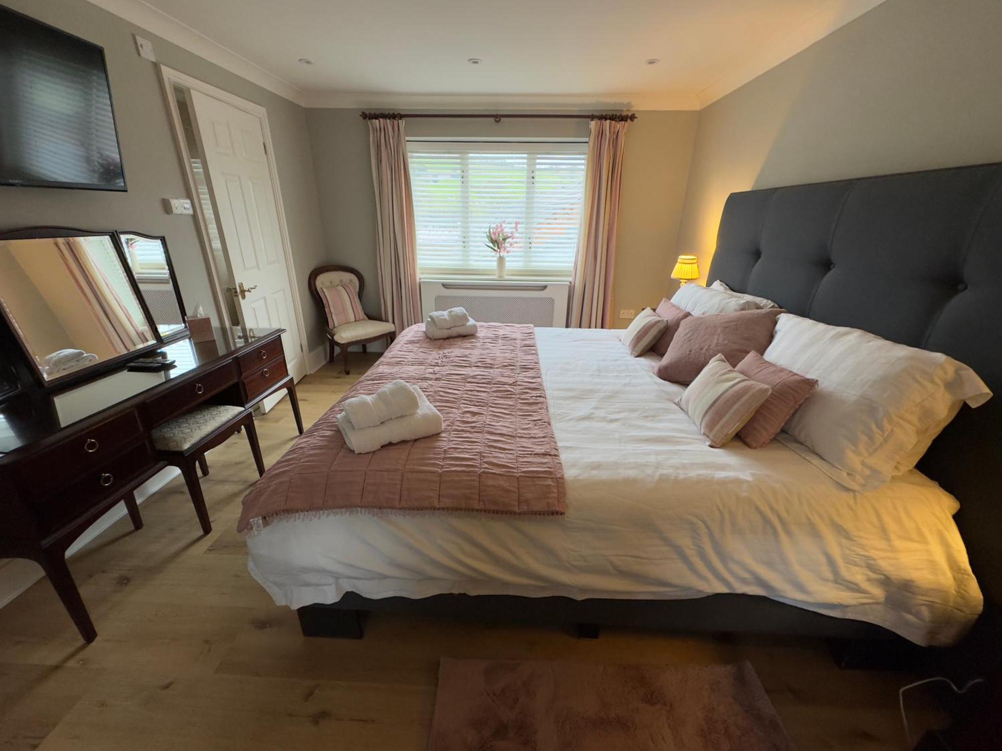 Vast, Elegant Home With Indoor Pool & Sauna Near Popular Golf Course Kington  Bagian luar foto