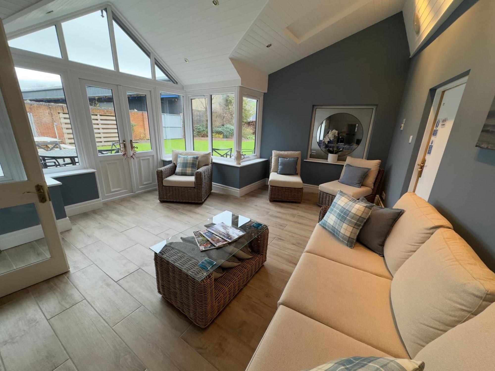 Vast, Elegant Home With Indoor Pool & Sauna Near Popular Golf Course Kington  Bagian luar foto
