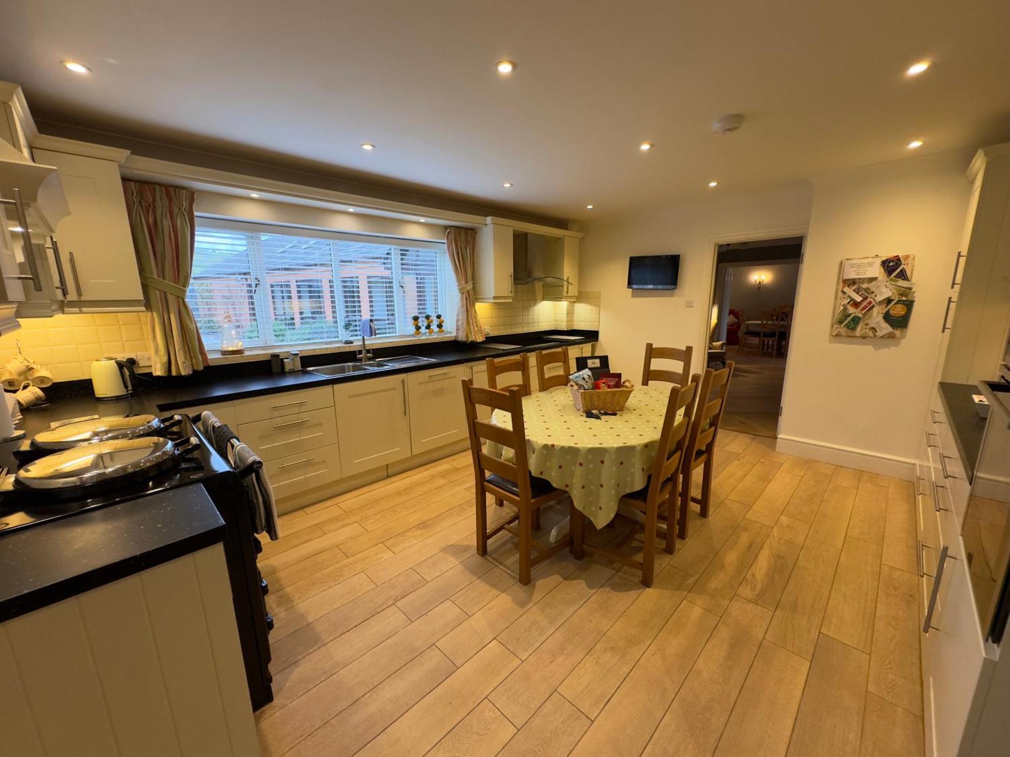 Vast, Elegant Home With Indoor Pool & Sauna Near Popular Golf Course Kington  Bagian luar foto
