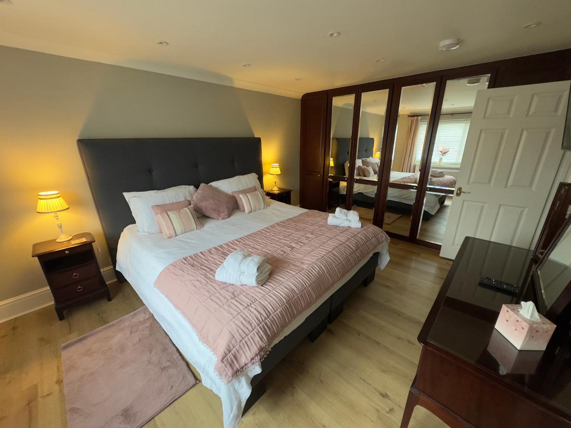 Vast, Elegant Home With Indoor Pool & Sauna Near Popular Golf Course Kington  Bagian luar foto